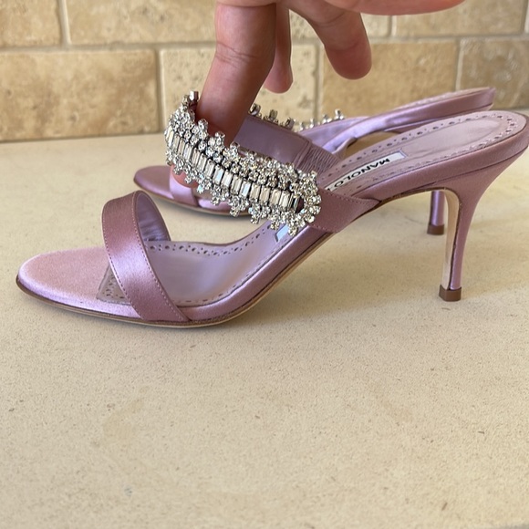 BRAND NEW Size 7 Manolo Blahnik Lavender Satin Heels with Crystal Straps - Picture 2 of 4